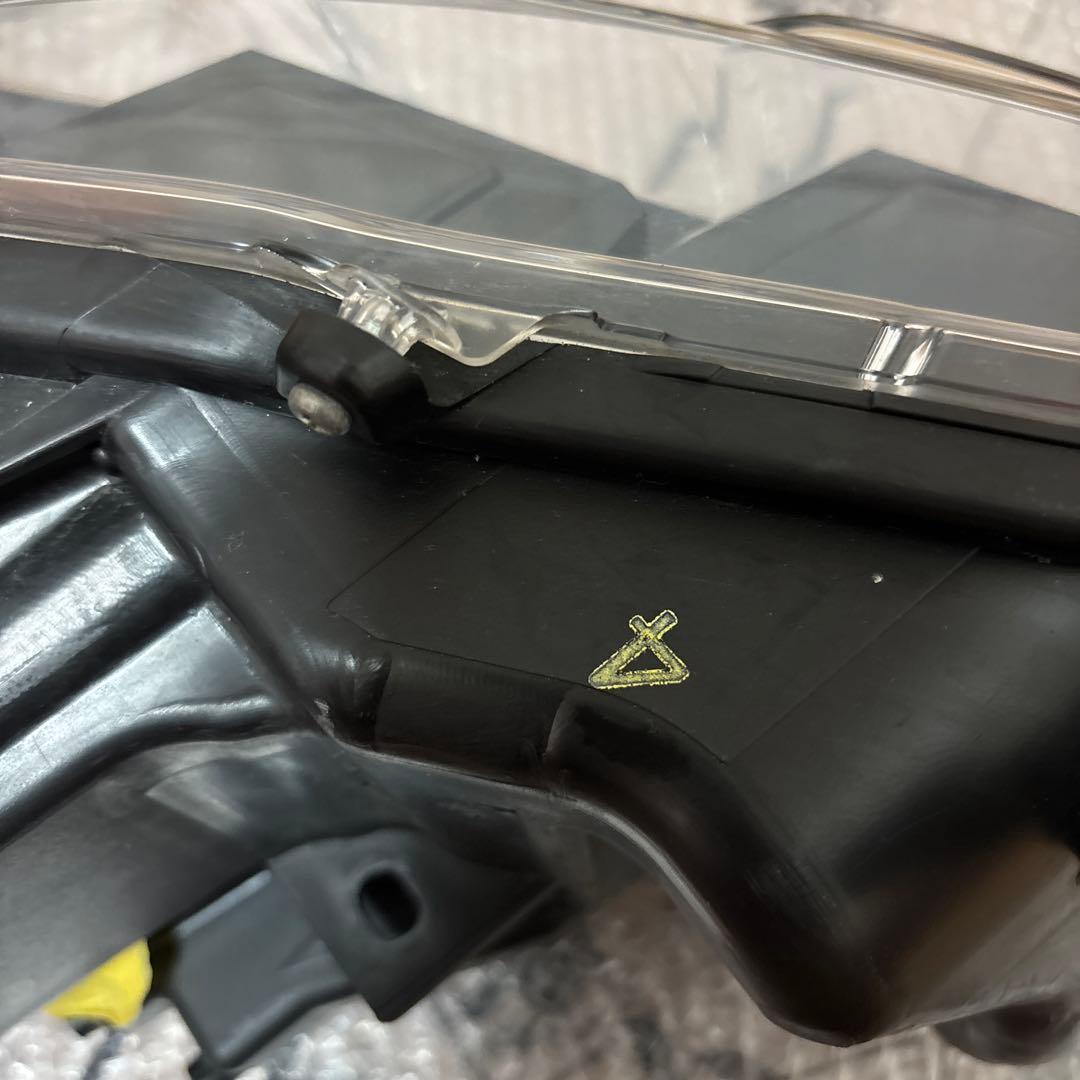 トヨタプリウス phvヘッドライト左