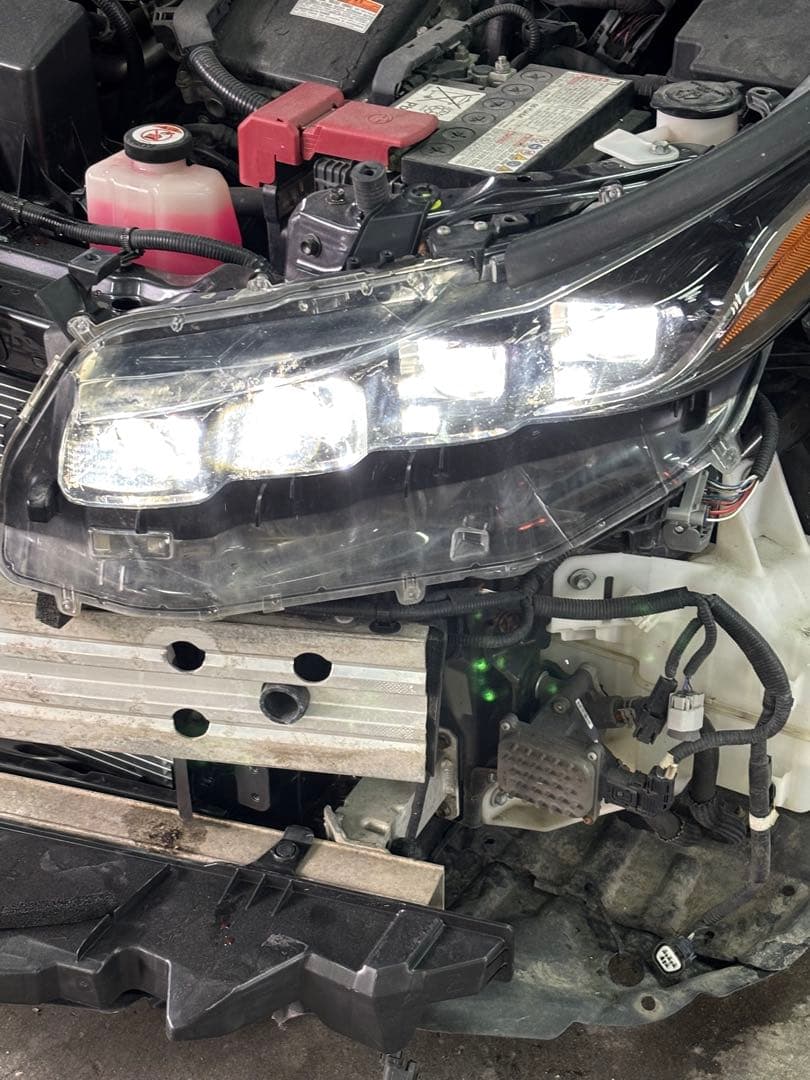 トヨタプリウス phvヘッドライト左