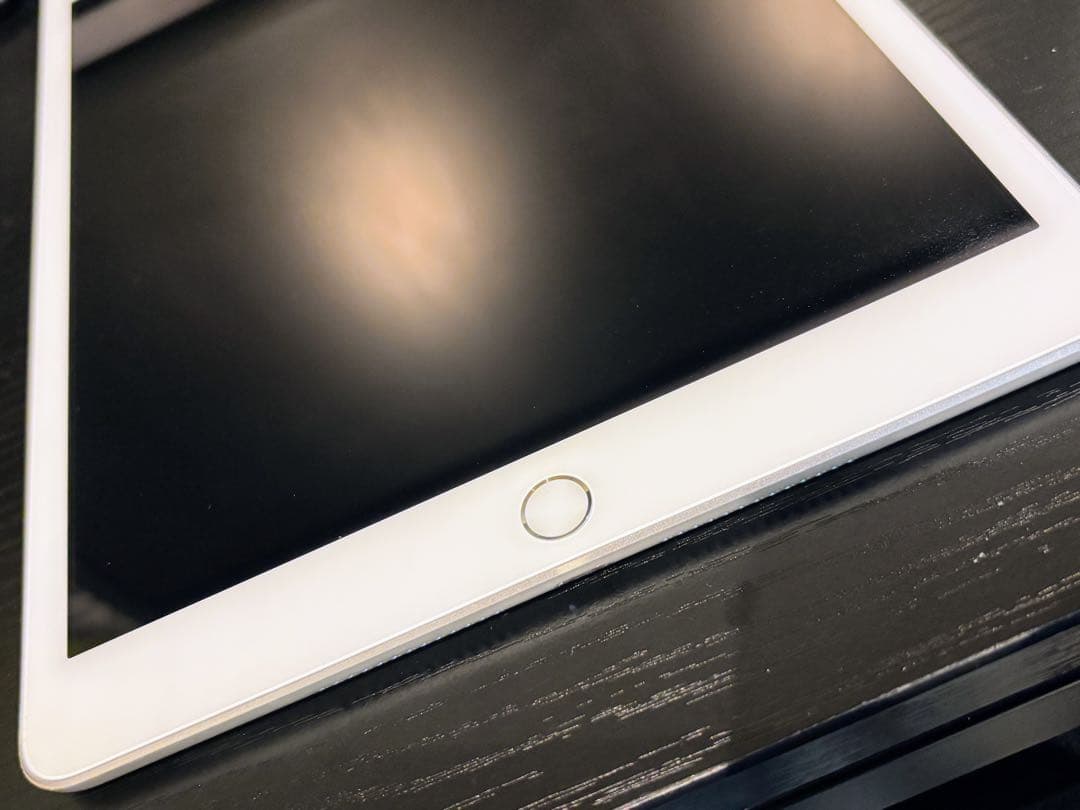 iPad 第8世代 32GB SIMフリー シルバー 白 美品