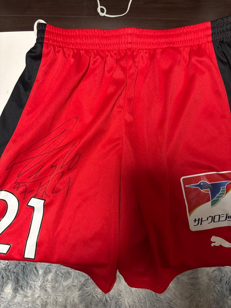 Puma サイン入りレッドジャージとショーツ