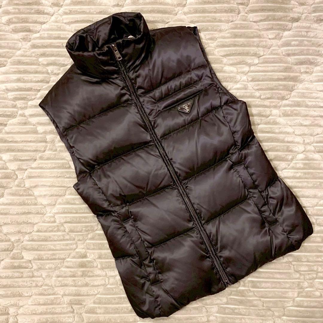 美品 プラダ ダウンベスト 三角ロゴ サフィアーノ トライアングル 40 L 黒