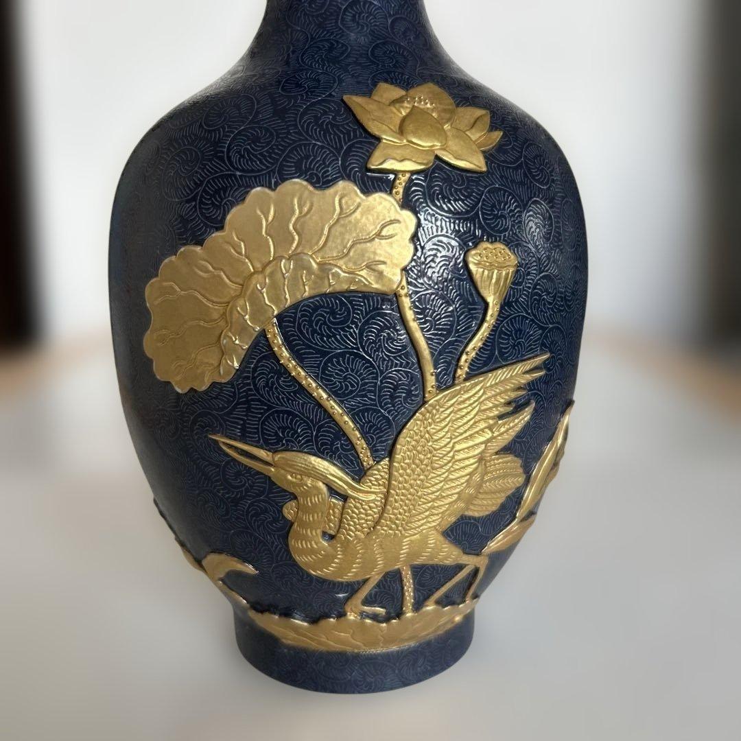 金色装飾の紺色陶器花瓶