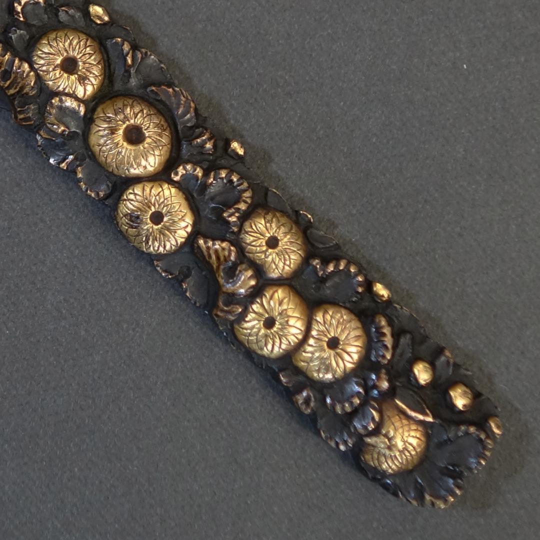 鍔 鐔 小柄 刀装具 日本刀 骨董 江戸時代【銅地 高肉彫 鍍金 菊花尽図小柄】