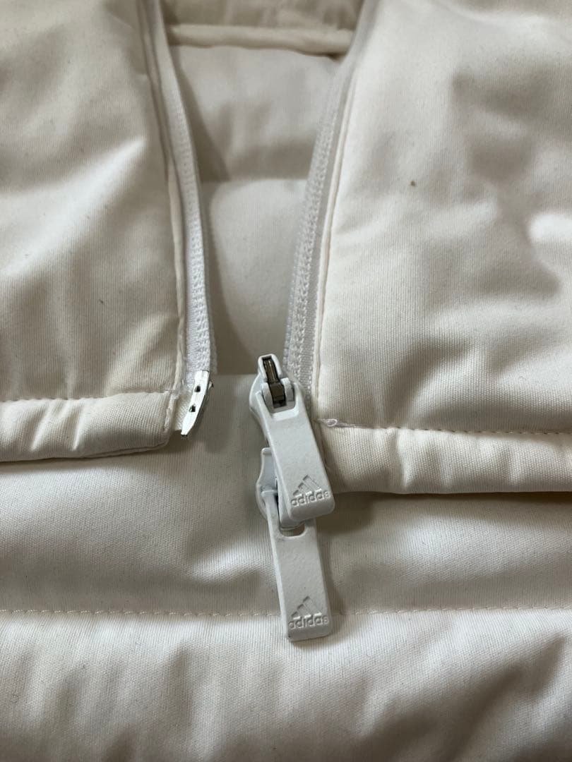adidas ホワイトダウンジャケット