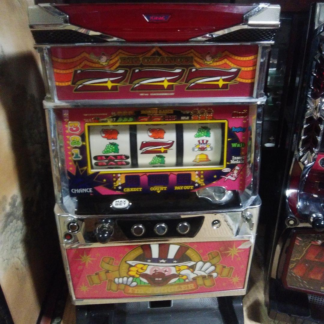 スロットマシン 赤 銀 3リール キャラクター付き