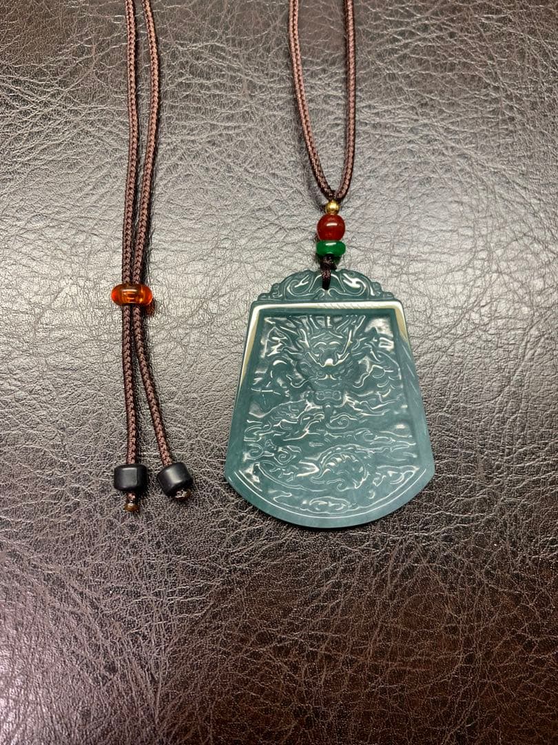 天然本翡翠 龍彫刻ペンダント 緑色お守り