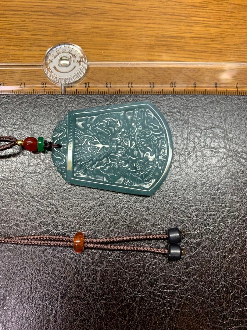 天然本翡翠 龍彫刻ペンダント 緑色お守り