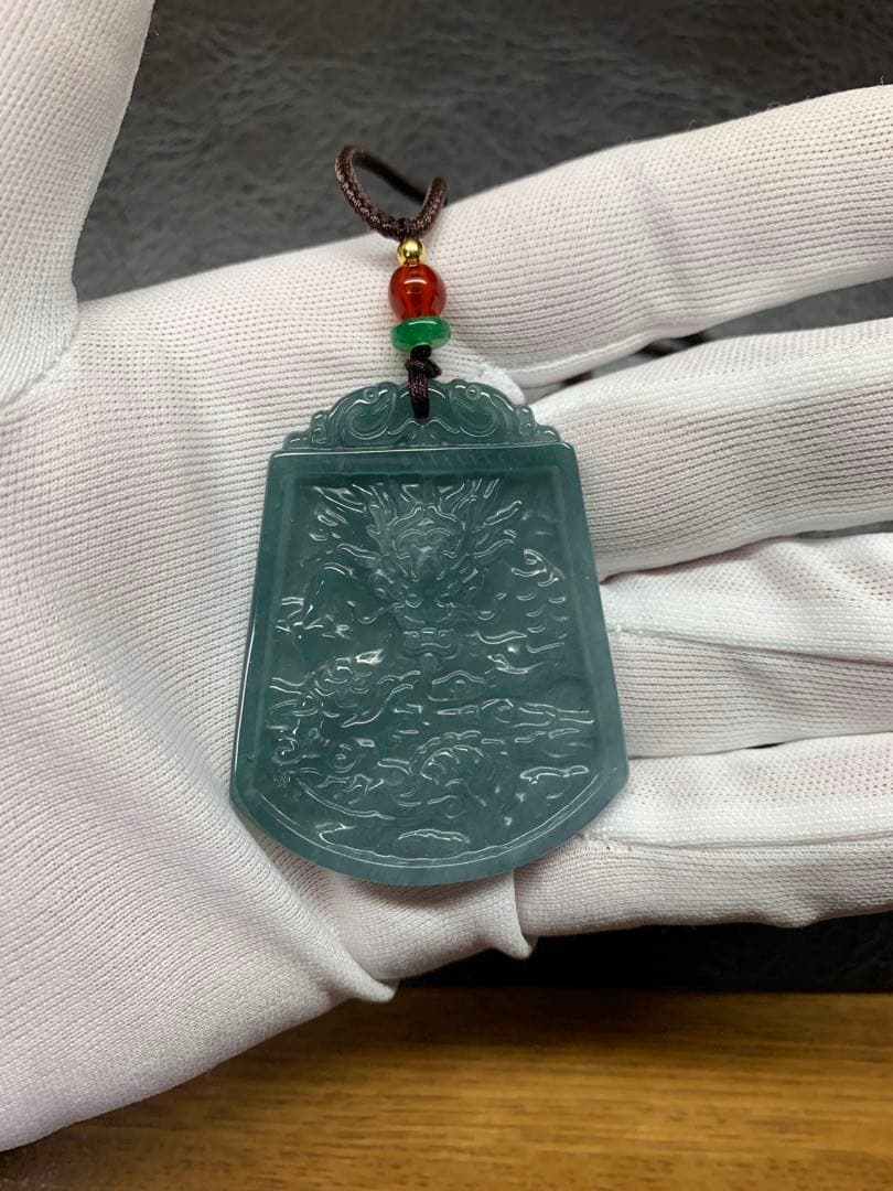 天然本翡翠 龍彫刻ペンダント 緑色お守り