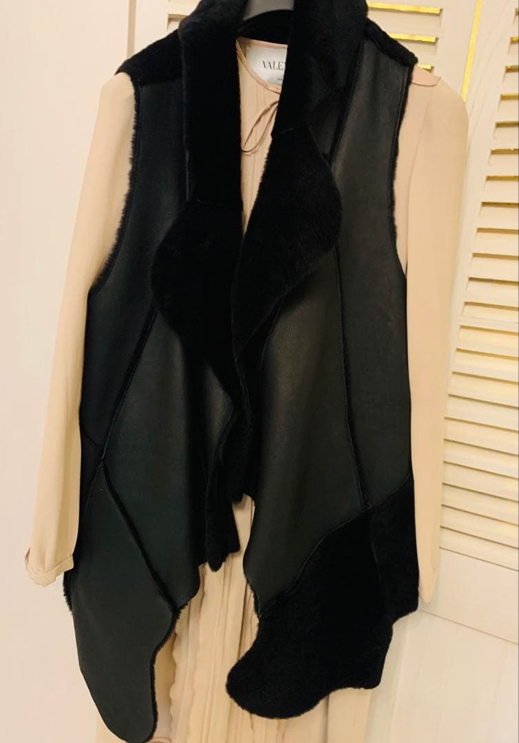 新品　ブラックアシンメトリ一　デザイン　ジレ　SからL