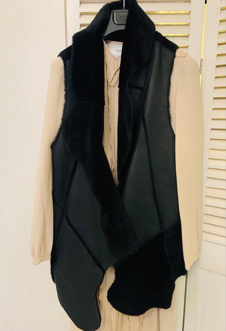 新品　ブラックアシンメトリ一　デザイン　ジレ　SからL