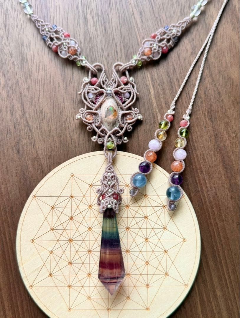 ペンデュラムフローライト＆Specialカンテラオパールのマクラメ編みネックレス