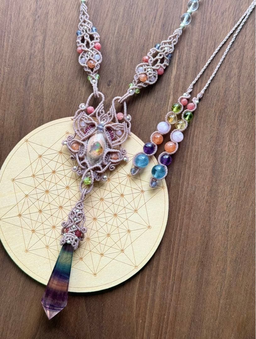 ペンデュラムフローライト＆Specialカンテラオパールのマクラメ編みネックレス