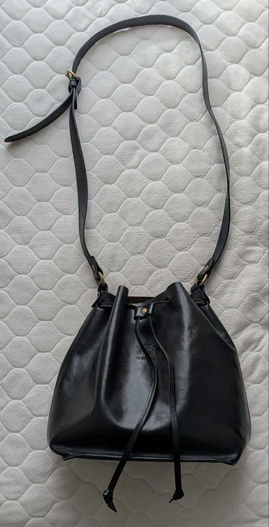 白*身様 イルビゾンテ　バッグ　黒　ショルダーバック