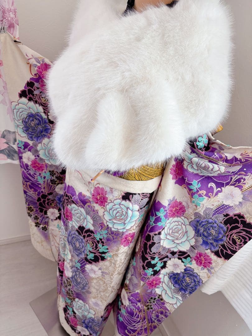 振袖正絹振袖フルセット　新品ボリューム有りのファー付き　牡丹薔薇　ラメ加工　黒白