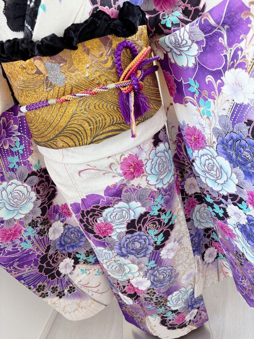 振袖正絹振袖フルセット　新品ボリューム有りのファー付き　牡丹薔薇　ラメ加工　黒白