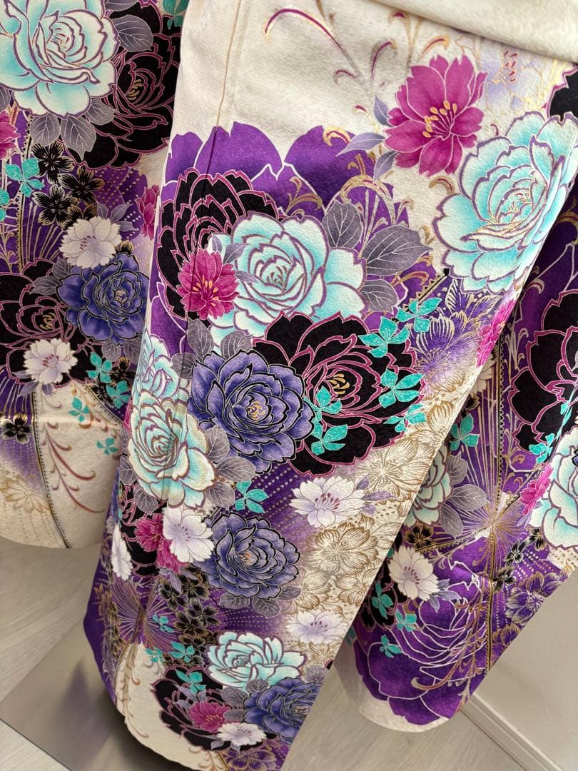振袖正絹振袖フルセット　新品ボリューム有りのファー付き　牡丹薔薇　ラメ加工　黒白