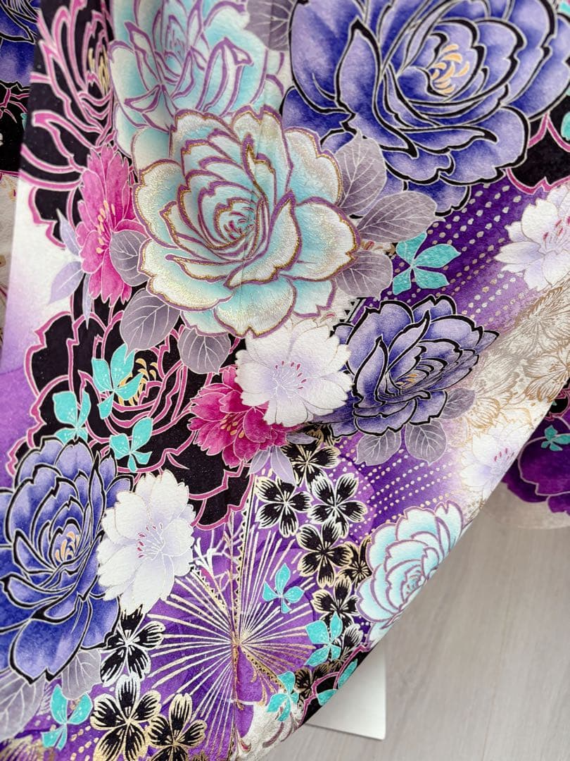 振袖正絹振袖フルセット　新品ボリューム有りのファー付き　牡丹薔薇　ラメ加工　黒白