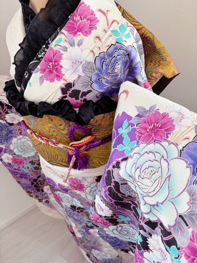 振袖正絹振袖フルセット　新品ボリューム有りのファー付き　牡丹薔薇　ラメ加工　黒白