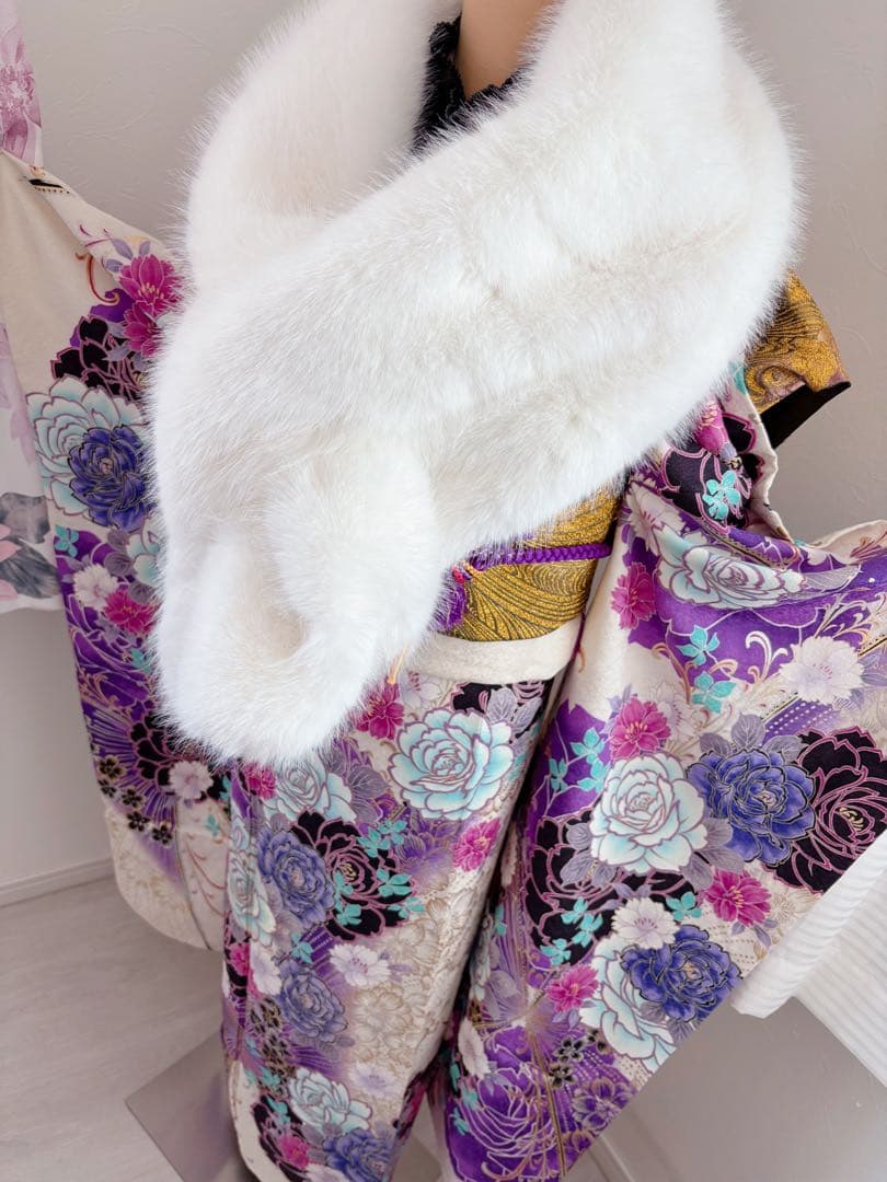 振袖正絹振袖フルセット　新品ボリューム有りのファー付き　牡丹薔薇　ラメ加工　黒白