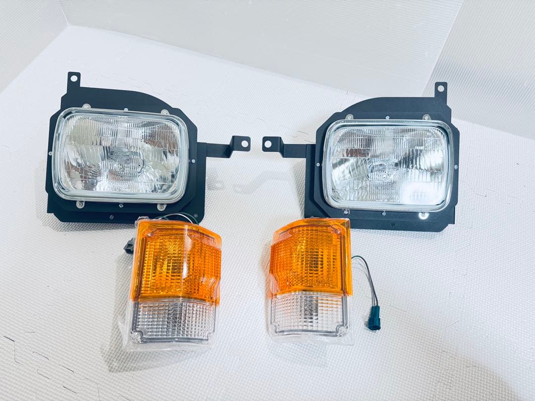 【新品】　ハイエース　角目キット　レジアスエース　ヘッドライト　左右セット