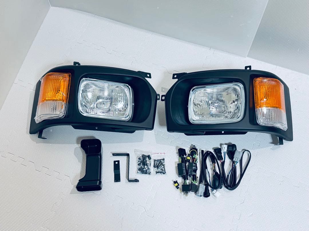 【新品】　ハイエース　角目キット　レジアスエース　ヘッドライト　左右セット