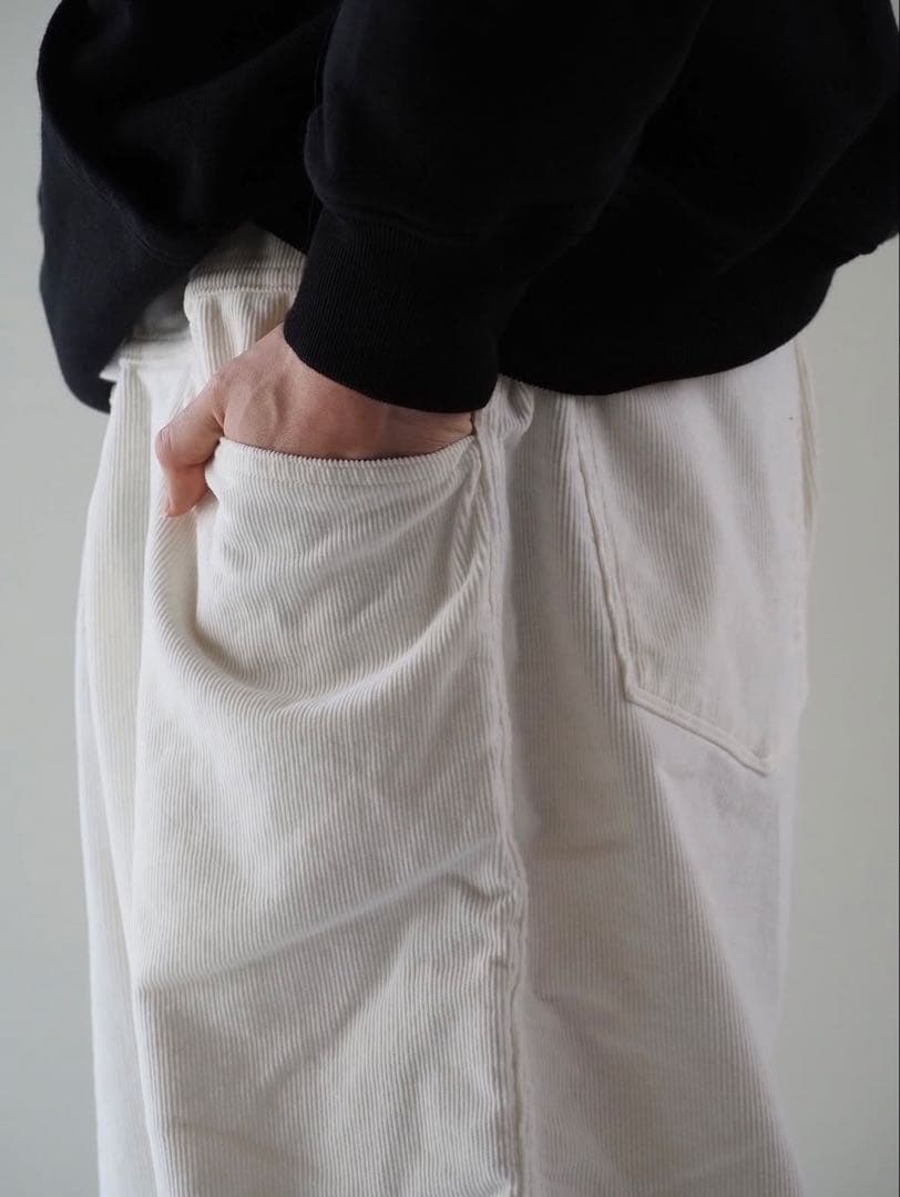 comoli 26ss コーデュロイ ドローストリングパンツ