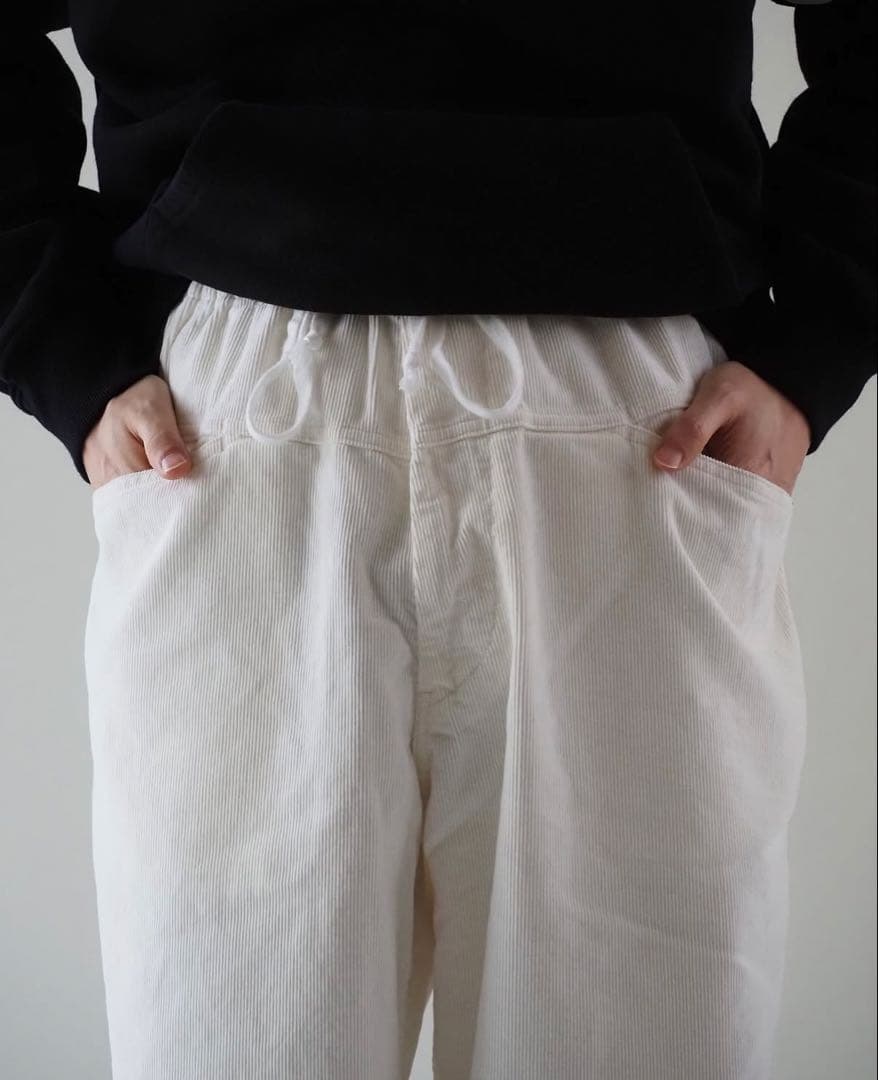 comoli 26ss コーデュロイ ドローストリングパンツ