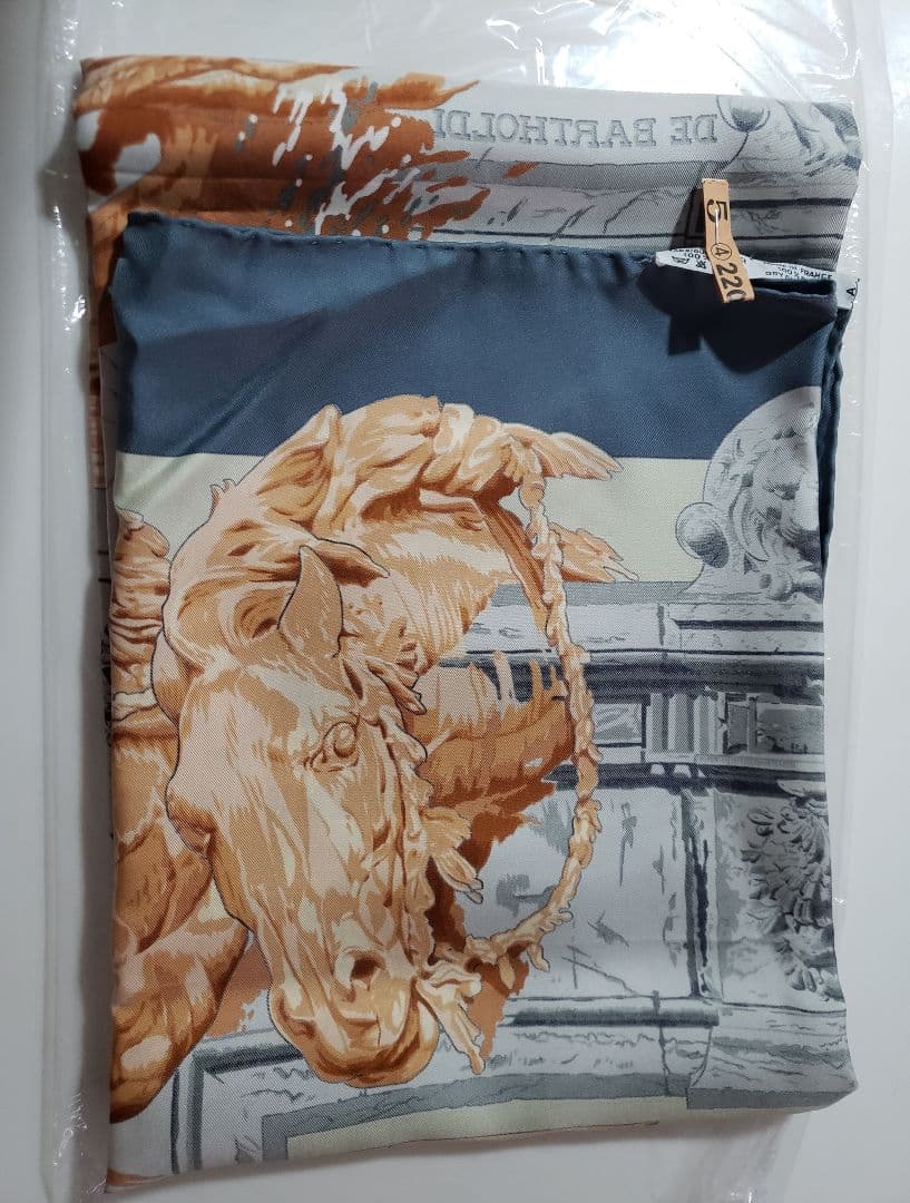 【極美品】HERMES　カレ90 ～バルトルディの泉～ グレイッシュブルー