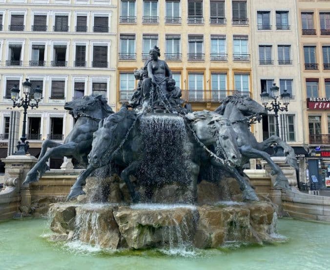 【極美品】HERMES　カレ90 ～バルトルディの泉～ グレイッシュブルー