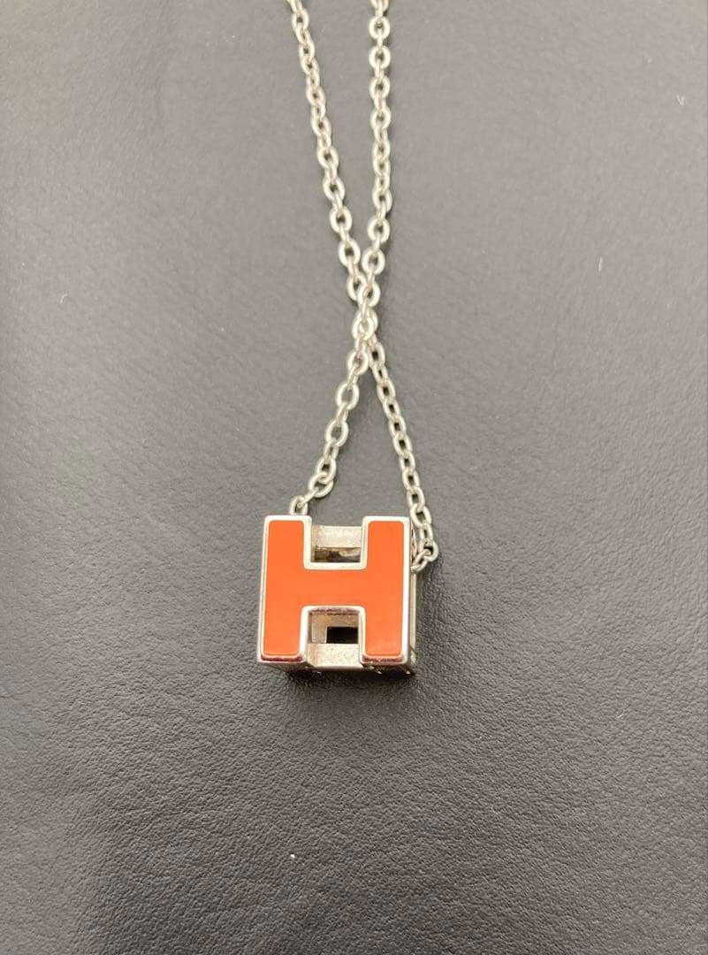 HERMES エルメス Hキューブ ネックレス オレンジ　シルバーカラー