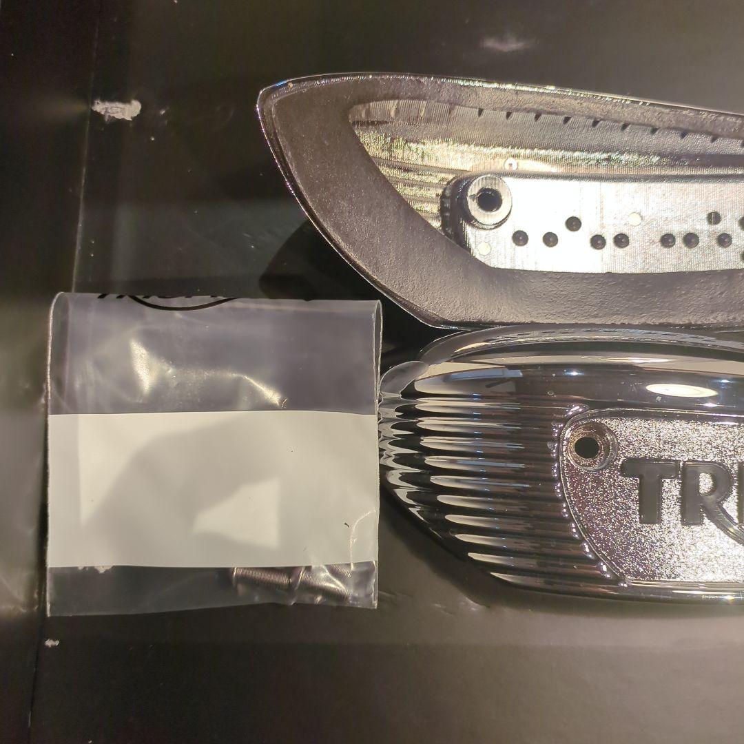 トライアンフ　ボンネビル　タンクサイド　エンブレム　新車外し　純正