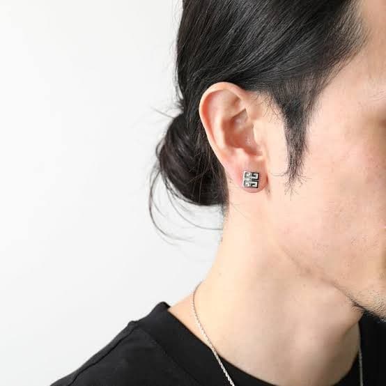 【GIVENCHY】ジバンシー4G シルバースタッド ピアス　片耳