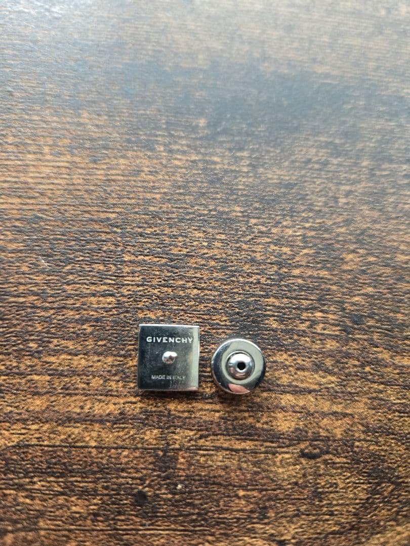 【GIVENCHY】ジバンシー4G シルバースタッド ピアス　片耳