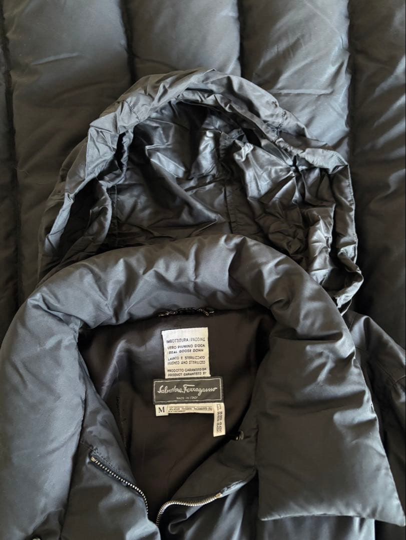 Ferragamo ロングダウン(ダブルチャック)ブラック 収納可能 フード付き