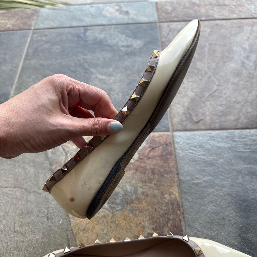 超定番！VALENTINO アイボリースタッズフラットシューズ　38.5