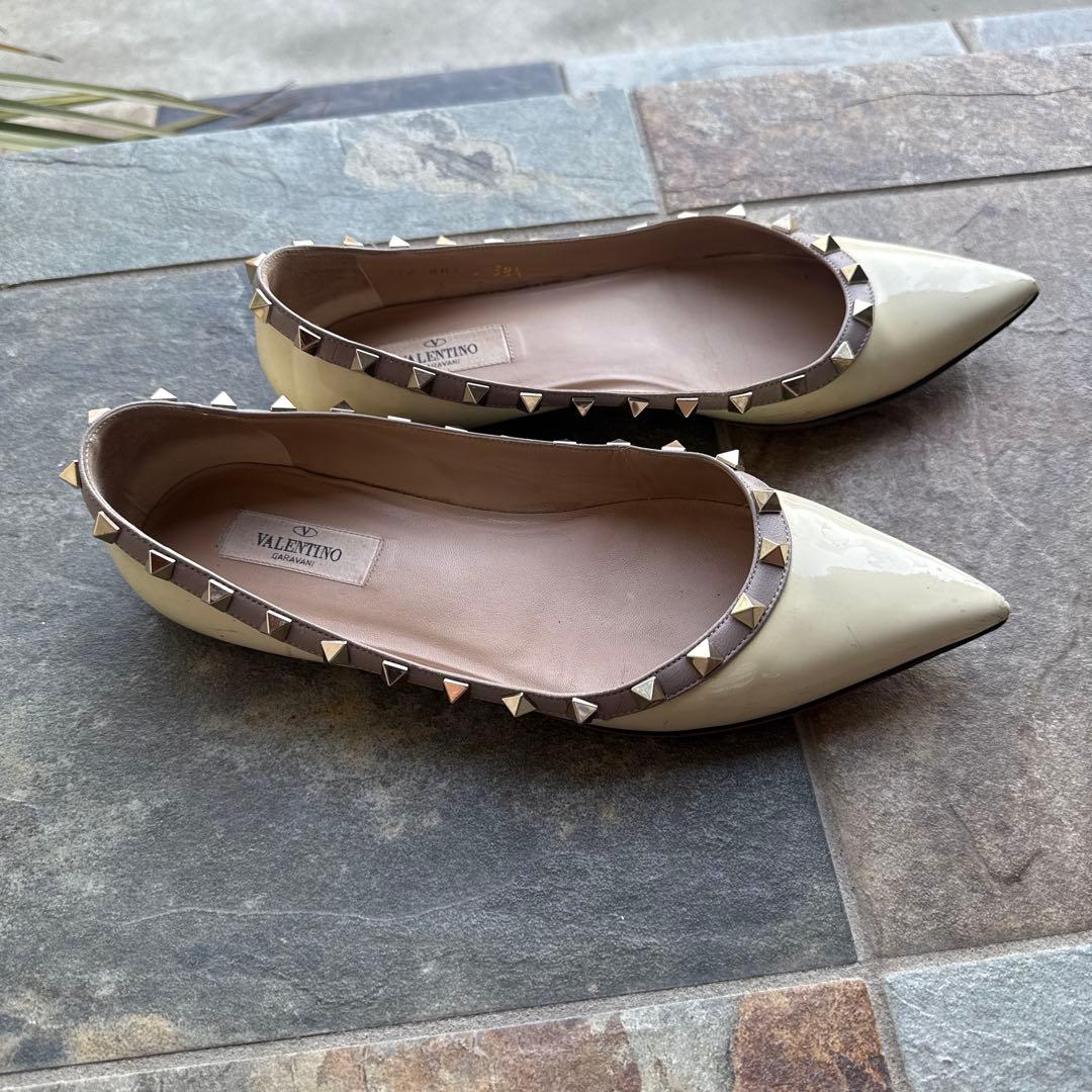 超定番！VALENTINO アイボリースタッズフラットシューズ　38.5