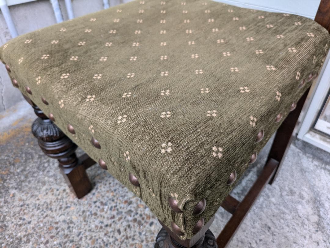 357　オールドチャーム 椅子　アンティーク　英国家具　鋲打