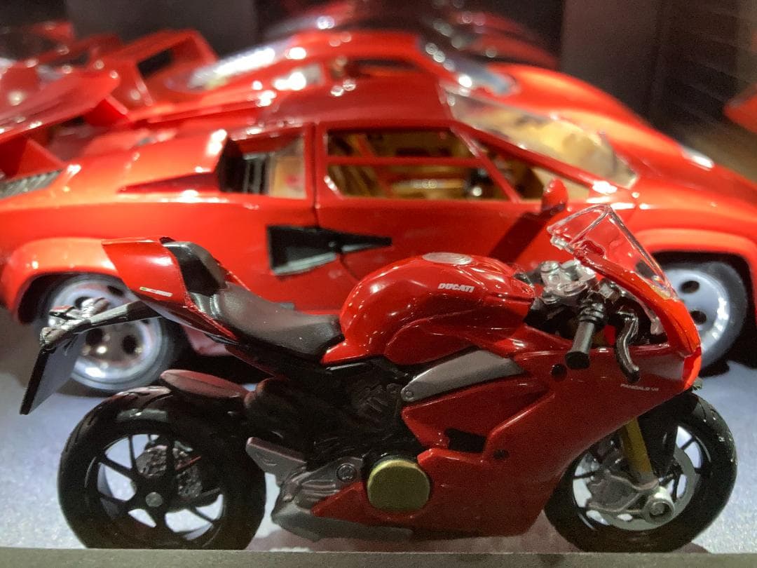 ミニカー用ジオラマ：1/18 ショールームタイプガレージ／車＆バイク展示！