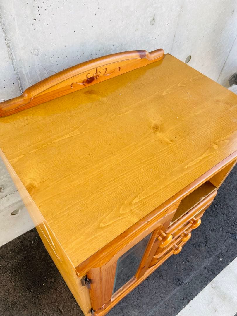 カントリー家具　ナチュラルウッド キャビネット ガラス扉付き