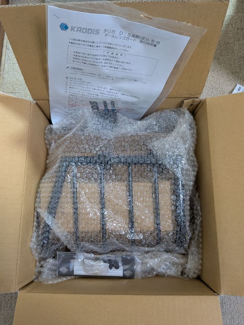 デリカD5後期型　KADDIS テールレンズガード