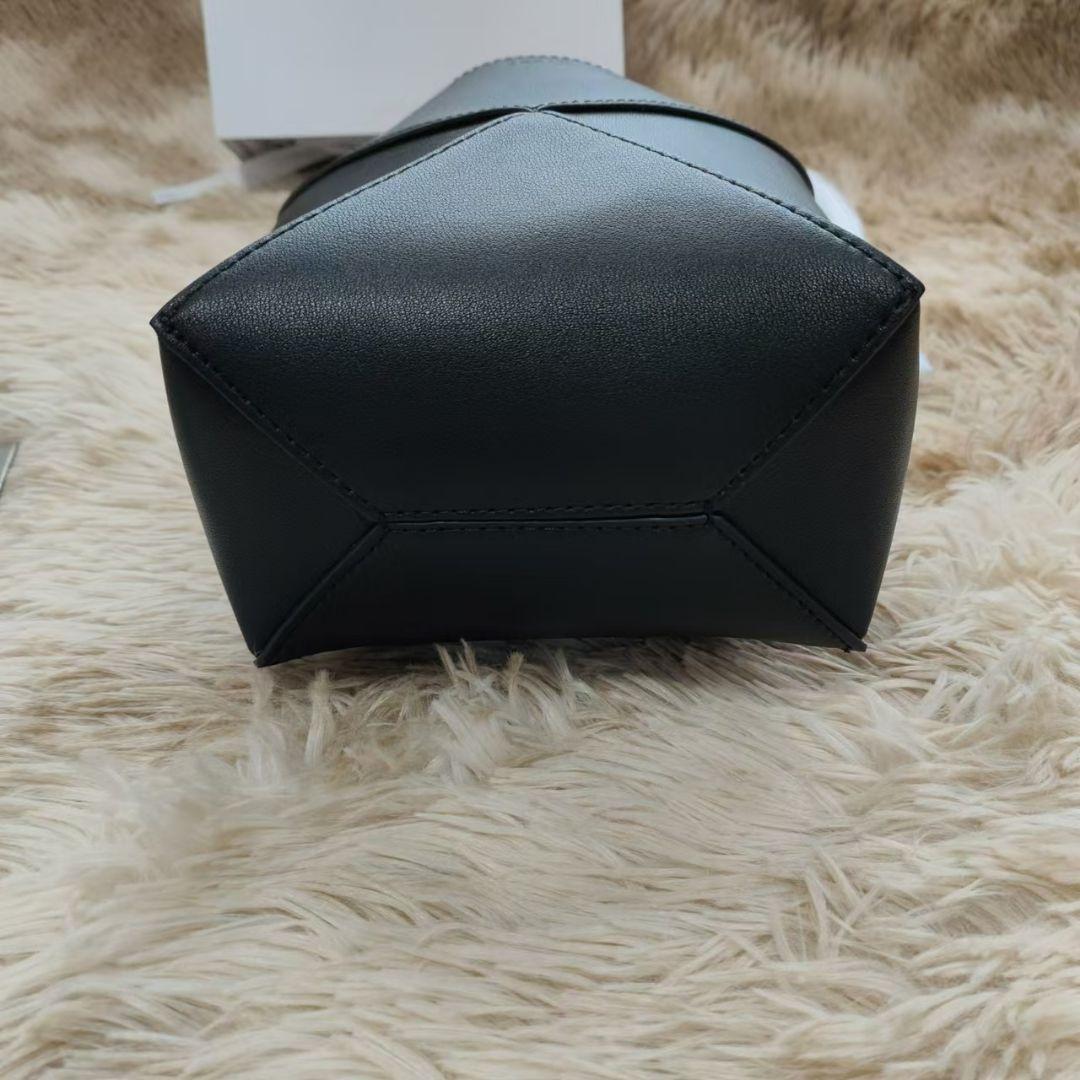 LOEWE ブラック ショルダーバッグ