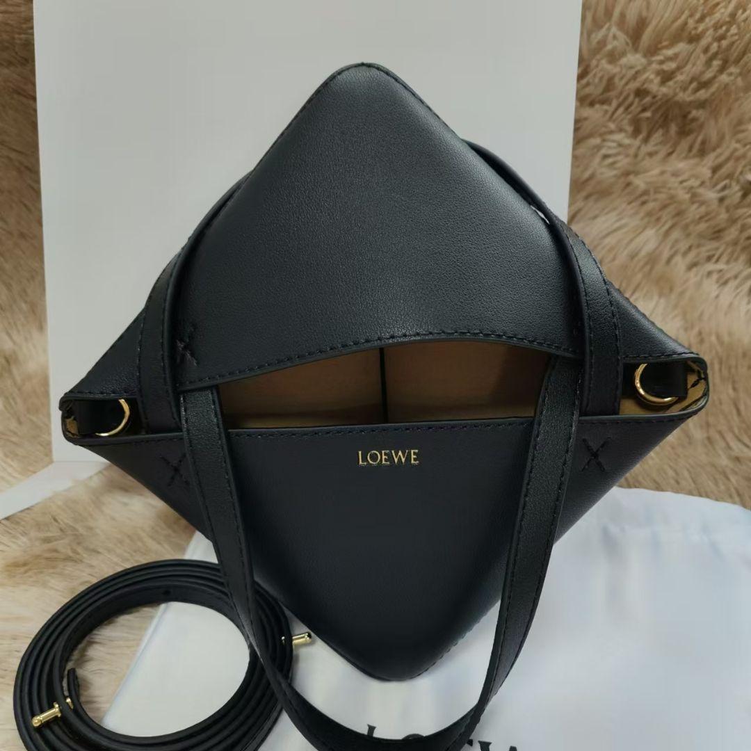 LOEWE ブラック ショルダーバッグ
