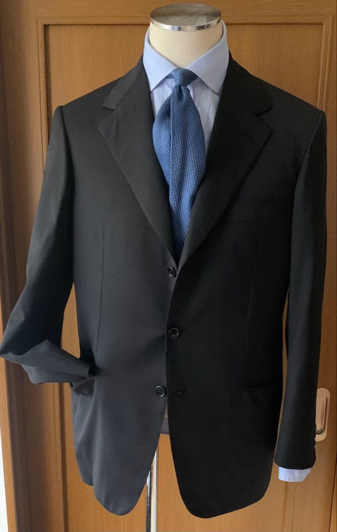 BRIONI スーツ　冠婚葬祭？なんでも御座れ　極上の万能スーツ　¥45万程