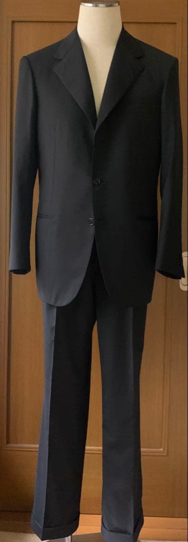 BRIONI スーツ　冠婚葬祭？なんでも御座れ　極上の万能スーツ　¥45万程