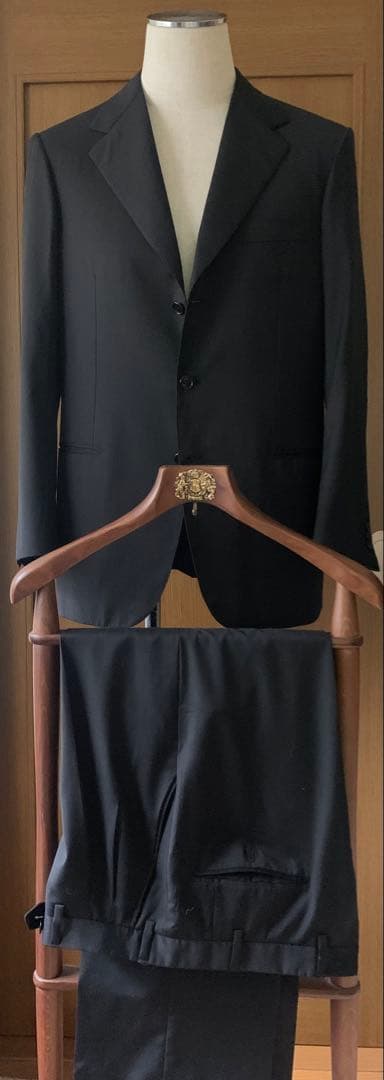 BRIONI スーツ　冠婚葬祭？なんでも御座れ　極上の万能スーツ　¥45万程