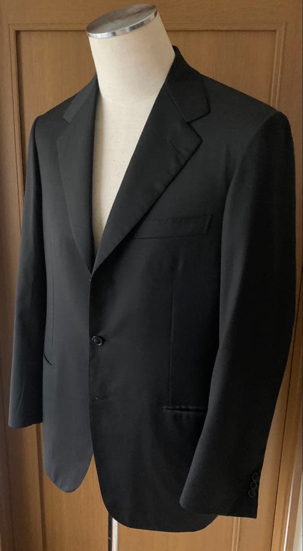 BRIONI スーツ　冠婚葬祭？なんでも御座れ　極上の万能スーツ　¥45万程