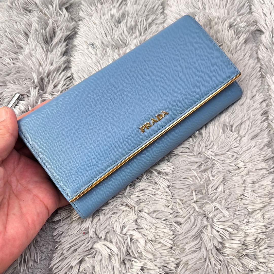 良品✨PRADA メタルバー　メタルロゴ　長財布 サフィアーノ　水色　レディース