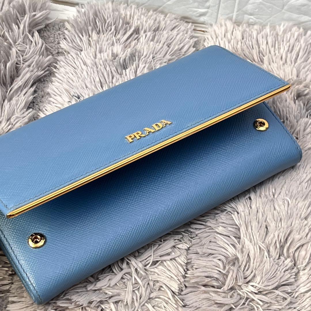 良品✨PRADA メタルバー　メタルロゴ　長財布 サフィアーノ　水色　レディース