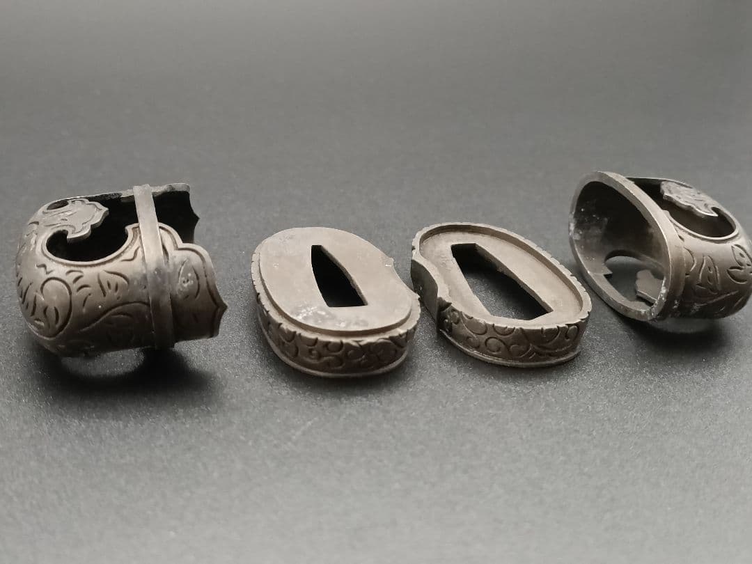 日本刀装具　合口拵え　唐草の図　縁頭　鯉口鐺　銅地　黒色　金工　金具　日本刀拵