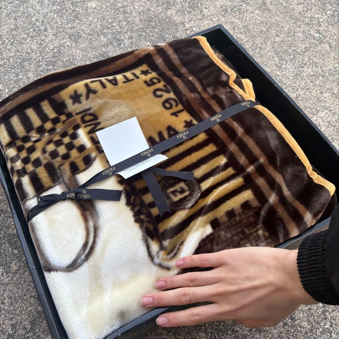 ひまわり　新品未使用 FENDI　フェンディニューマイヤーハーフ毛布